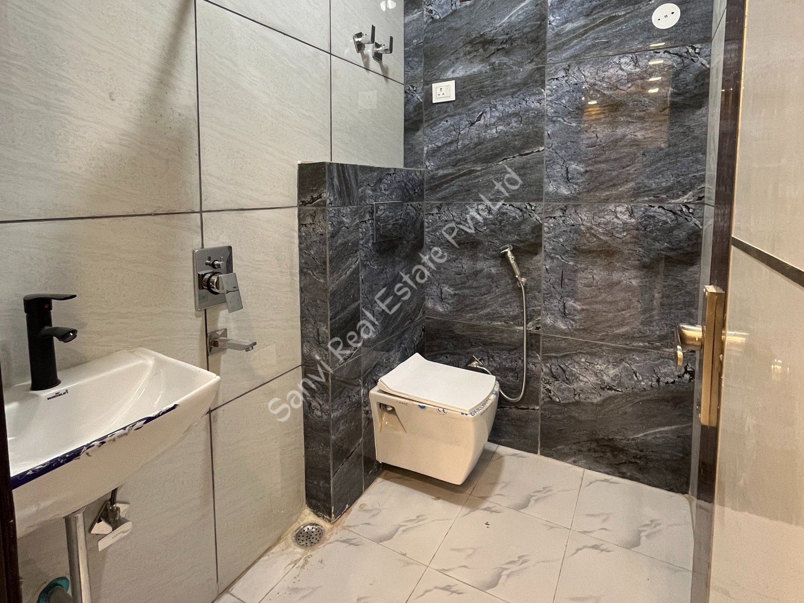 3 BHK Spacious Flat in Dwarka Mor | Sanvi Real Estate