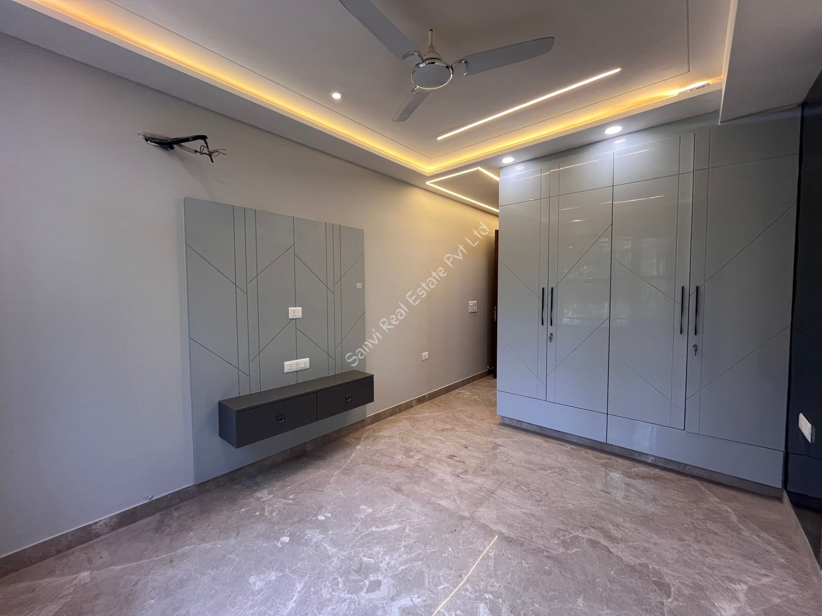 3 BHK Spacious Flat in Paschim Vihar with Lift & Car Parking Facilities
