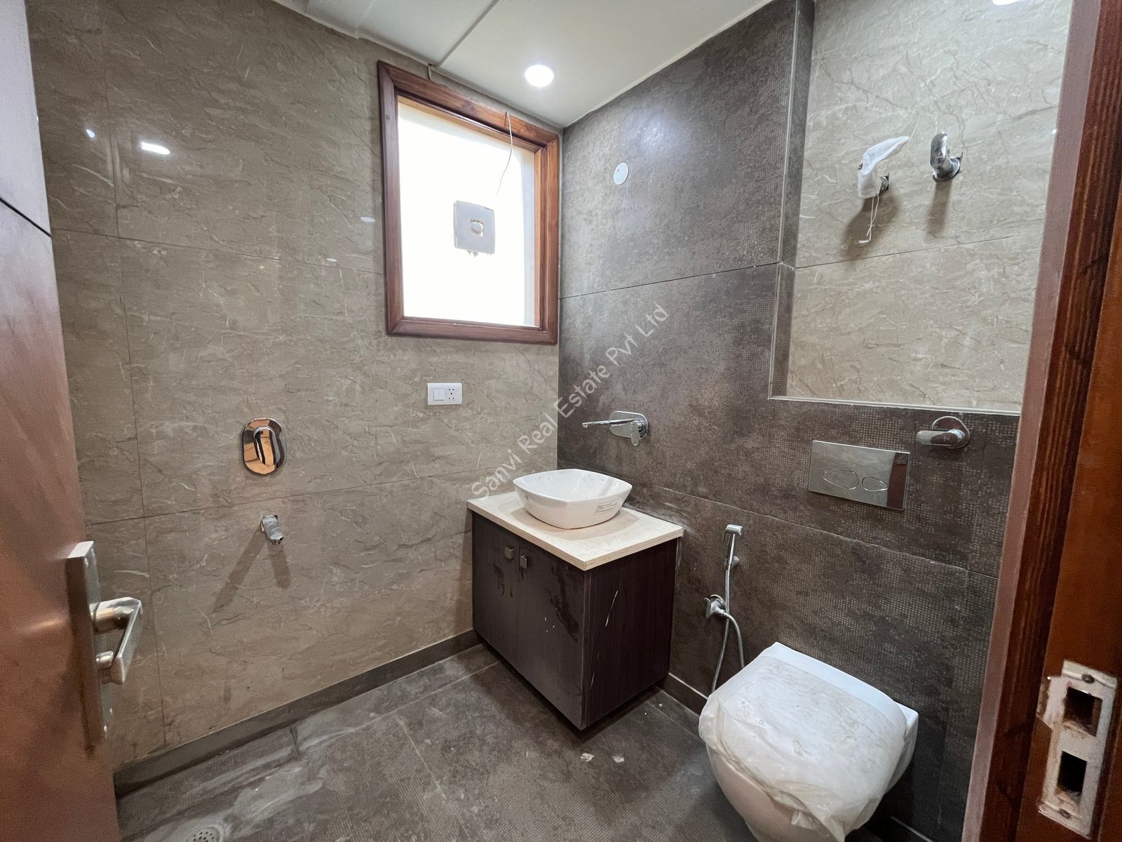 3 BHK Spacious Flat in Paschim Vihar with Lift & Car Parking Facilities