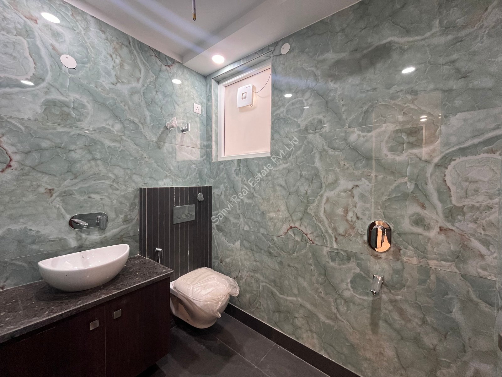 3 BHK Spacious Flat in Paschim Vihar with Lift & Car Parking Facilities