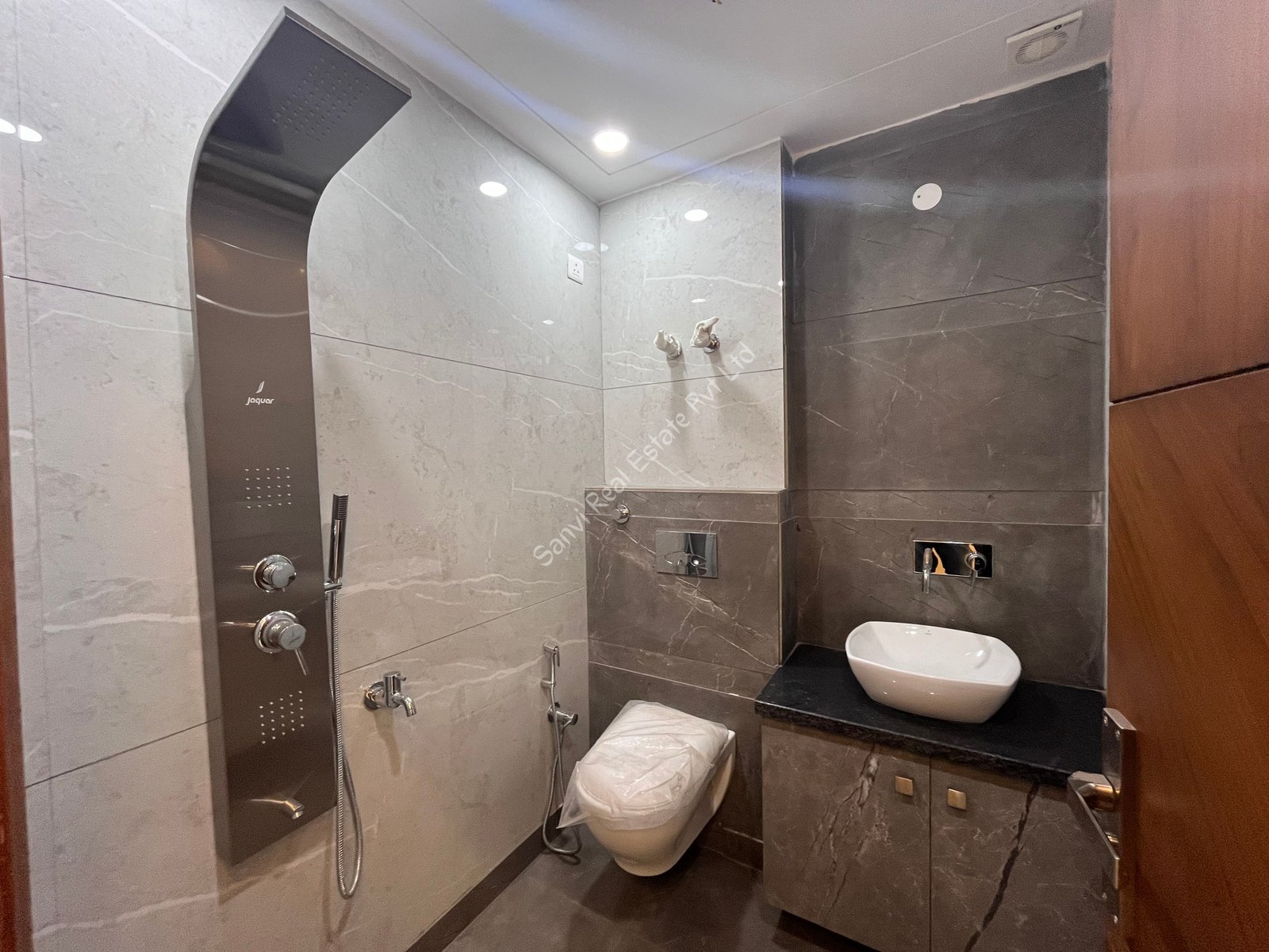 3 BHK Spacious Flat in Paschim Vihar with Lift & Car Parking Facilities