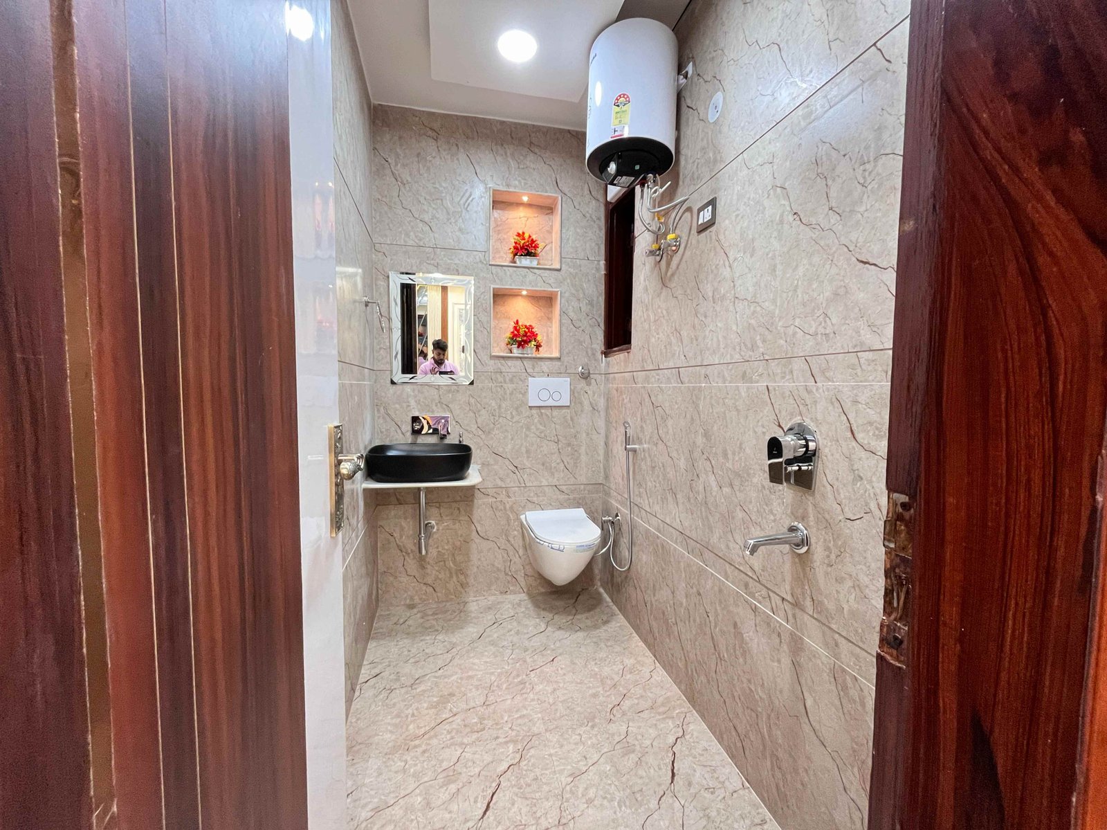 Independent 3 BHK Flat in Uttam Nagar | Fully Furnished 3 BHK Independent Floor with Lift & Car Parking