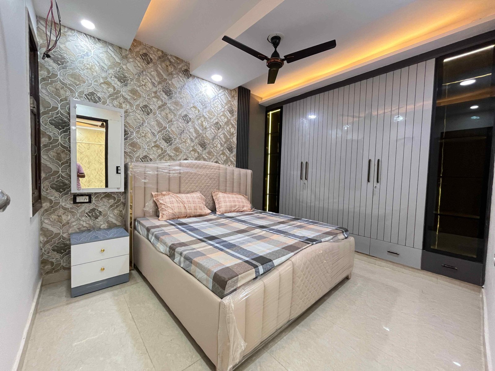 Low Cost Society 3 BHK Flat with Terrace Garden in Dwarka Mor, Delhi