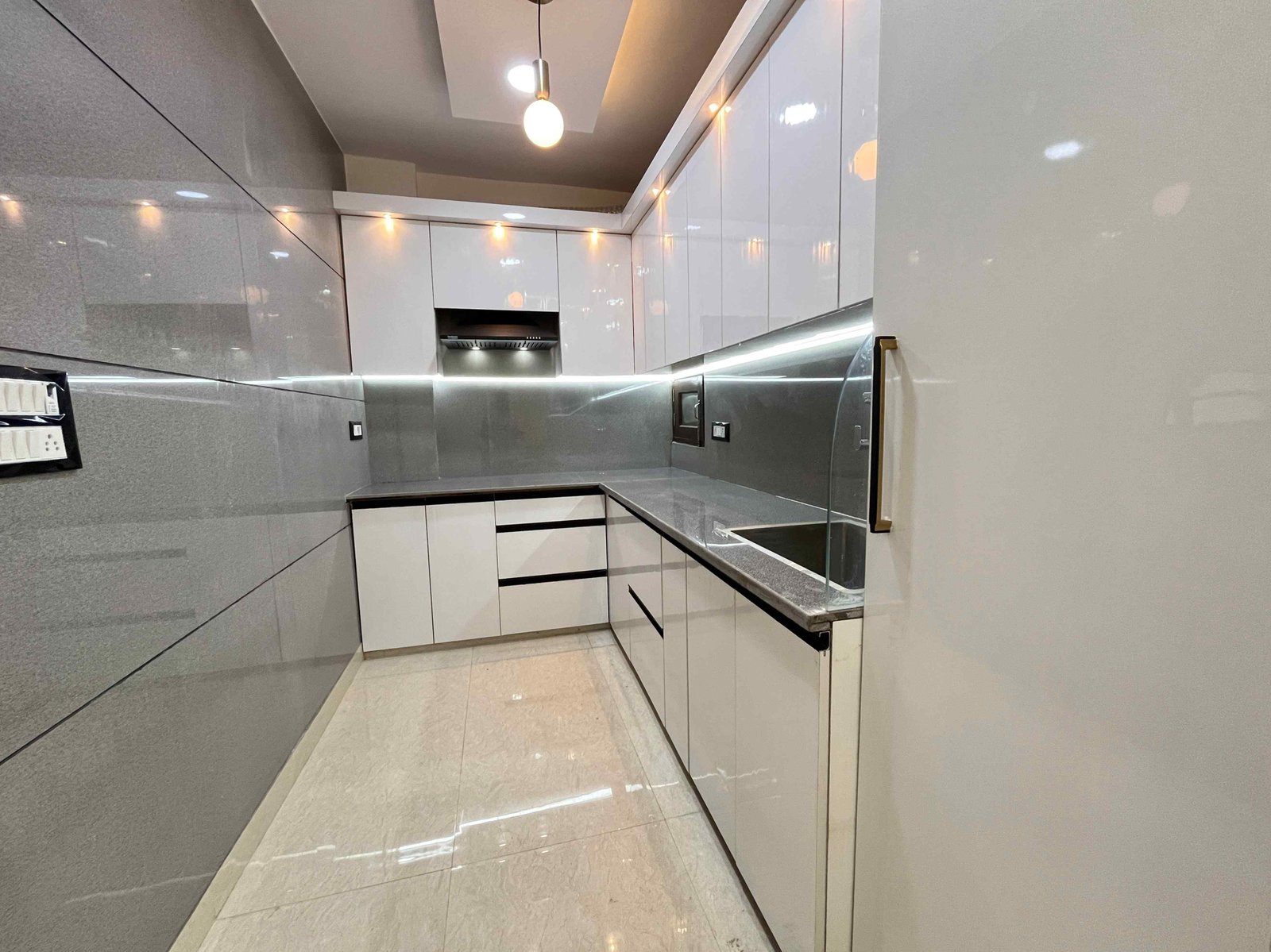 Low Cost Society 3 BHK Flat with Terrace Garden in Dwarka Mor, Delhi