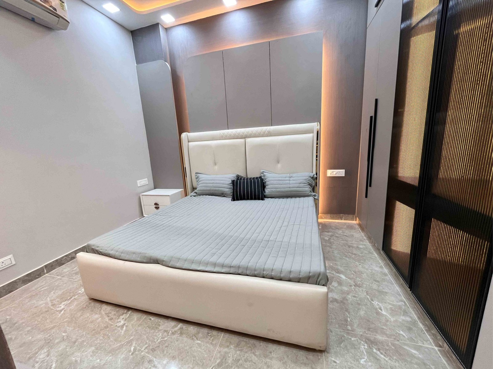 4 BHK Flat in Dwarka Mor, Delhi  4 BHK Premium Property on Sale | M-Sanvi Real Estate