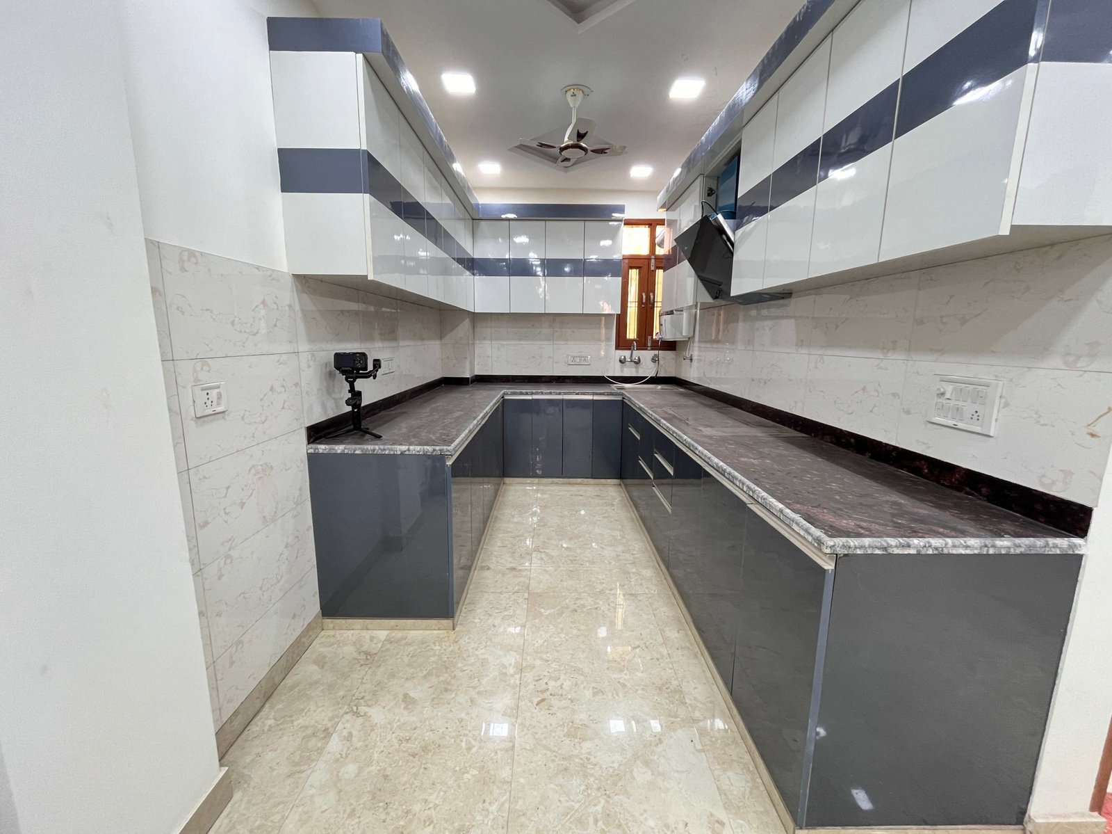 Low Cost 3 BHK Flat in Dwarka Mor, Delhi | Affordable Spacious 3 BHK Flat in Delhi