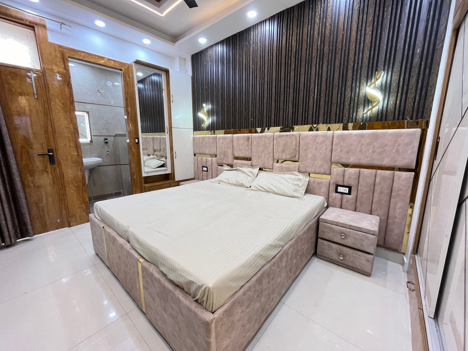 Affordable 3 BHK Flat in Sainik Nagar, Dwarka Mor | 3 BHK Fully Furnished Property in Delhi