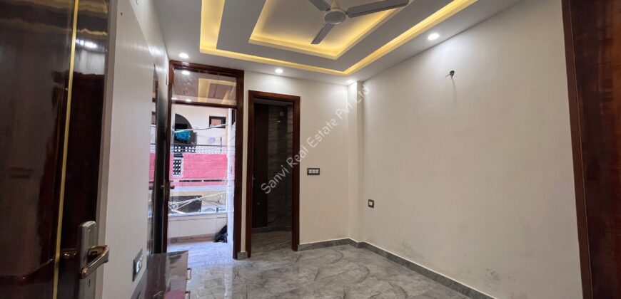 3 BHK Builder Flat in Uttam Nagar | Semi Furnished Flat in Uttam Nagar