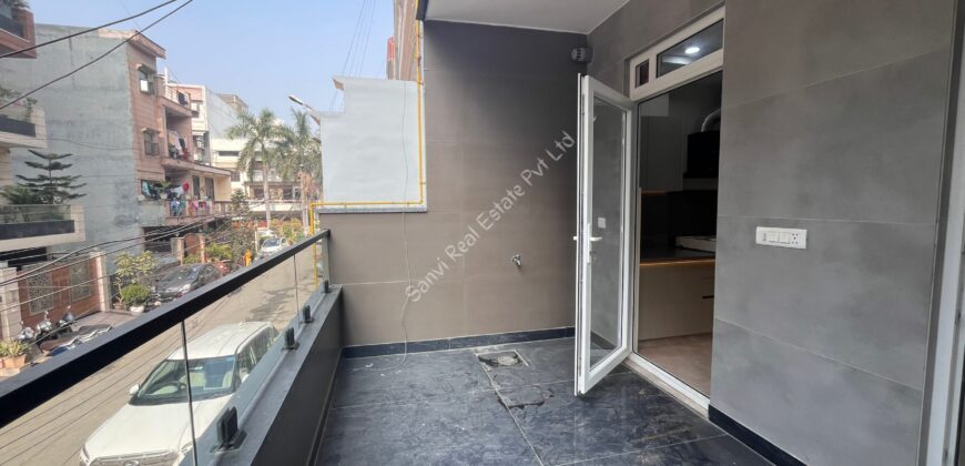 3 BHK Spacious Flat in Paschim Vihar with Lift & Car Parking Facilities